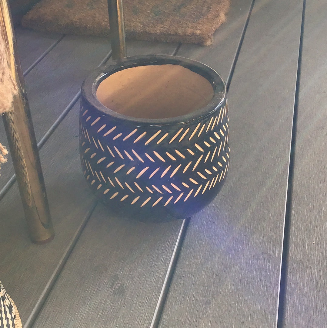 Black carved pattern pot