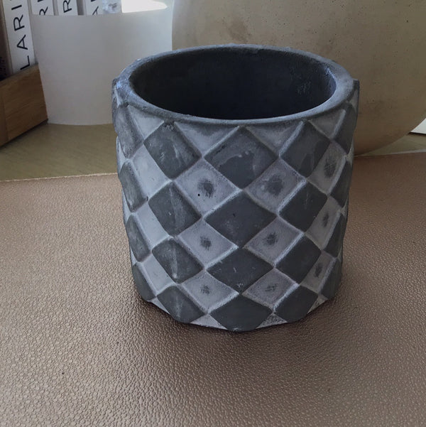 Mini grey and white checkered pot